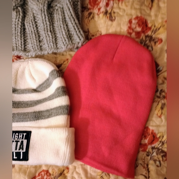 (4) PC Women's Beanie & Pom Pom Variety - Picture 9 of 16